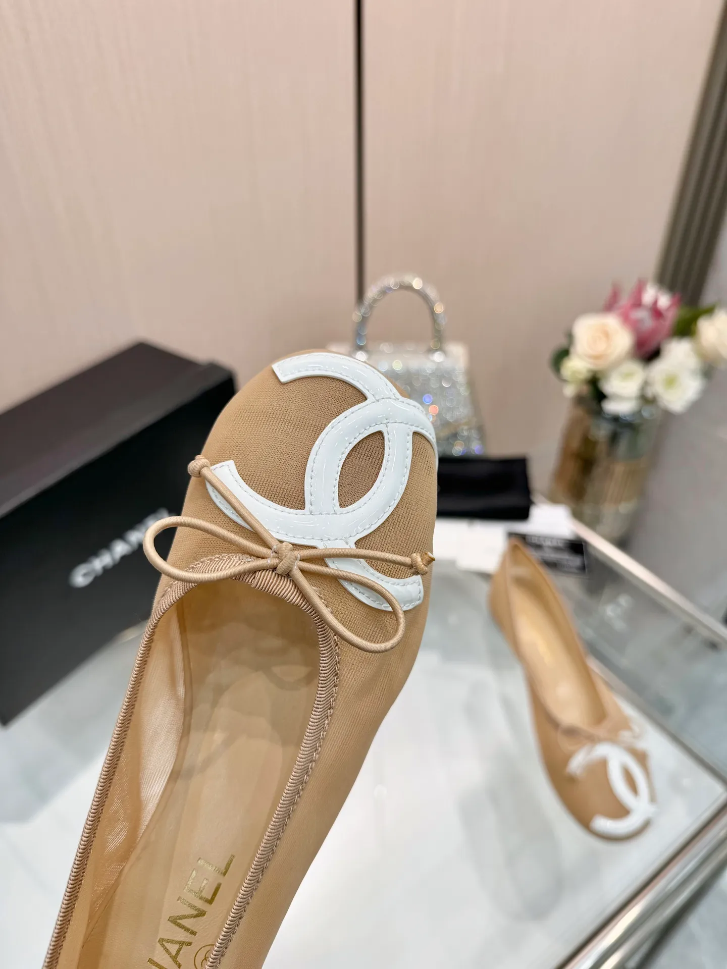 👟👟Ex-factory price 480👟👟 | ²⁰²5 𝐬𝐬 🤍🤎𝐂𝐇𝐀𝐍𝐄𝐋 Chanel 26A catwalk style handmade Mary Jane women's shoes. Ballet shoes are so amazing, the bow pattern is so cute! Even if I don’t wear flat shoes, I can’t resist the temptation! The second recommended pair of Chanel logo women's shoes has great texture and is versatile. It is made of lambskin and has an original two-color outsole. Size: 35-40 (41 can be customized and cannot be returned or exchanged)
